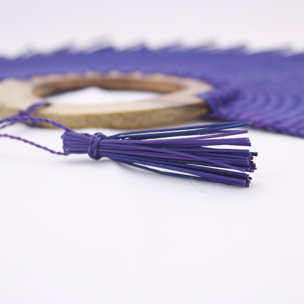 Purple artisanal fan Jipijapa with hand -made wooden handle