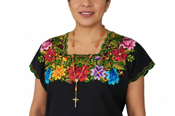 Vestido Huipil Negro Bordado en Ambos Lados Yucateco a Mano Modelo Itzel para Mujer