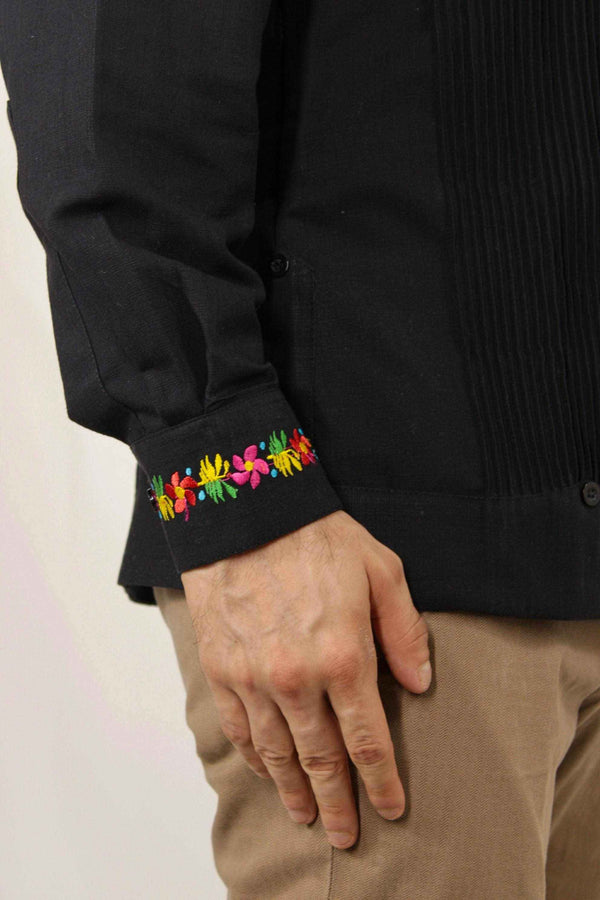 Guayabera Yucateca Negra De Lino Modelo Colibrí Manga Larga