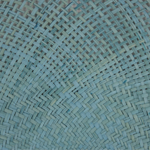 Abanico Artesanal Azul Claro Palma Jipijapa con Mango de Madera