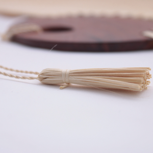 Beige Palma Jipijapa artisan fan with hand -made wooden handle