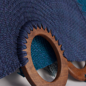 Abanico Artesanal Azul Marino Palma Jipijapa con Mango de Madera