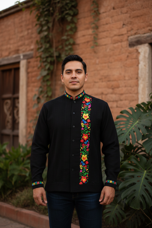 Guayabera Bordada Yucateca Negra Modelo Colibrí Manga Larga para Hombre