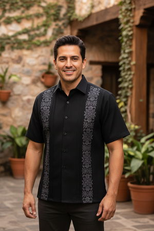 Guayabera Bordada Yucateca Negra Modelo Itzaes Manga Corta para Hombre