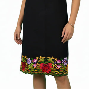 Vestido Huipil Negro Bordado en Ambos Lados Yucateco a Mano Modelo Itzel para Mujer