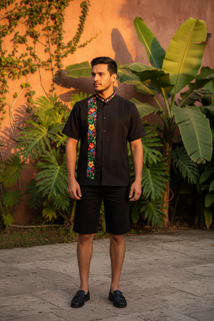 Guayabera Yucateca Bordada Negra Modelo Colibrí Manga Corta para Hombre