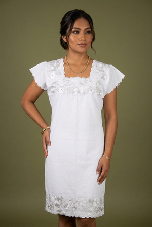 Vestido Huipil Blanco Bordado en Ambos Lados a Mano Yucateco Modelo Alitzel para Mujer