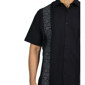 Guayabera Bordada Yucateca Negra Modelo Itzaes Manga Corta para Hombre