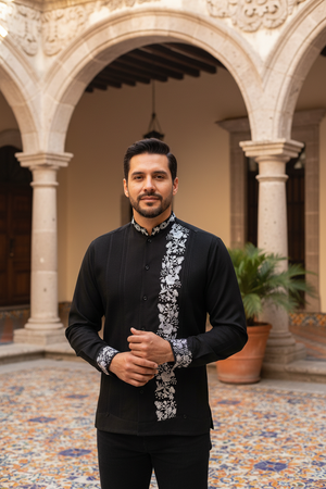 Guayabera Bordada Yucateca Negra Modelo Colibrí Bordado Plata Manga Larga para Hombre