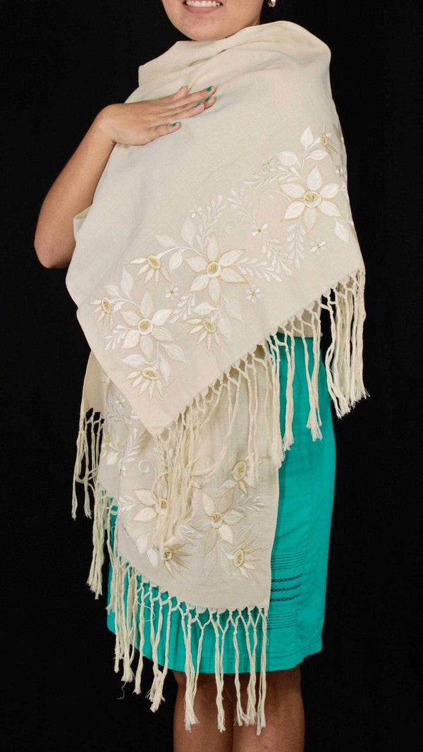 Rebozo Chal artesanal elegante bordado Yucateco color Beige 2.1 metros